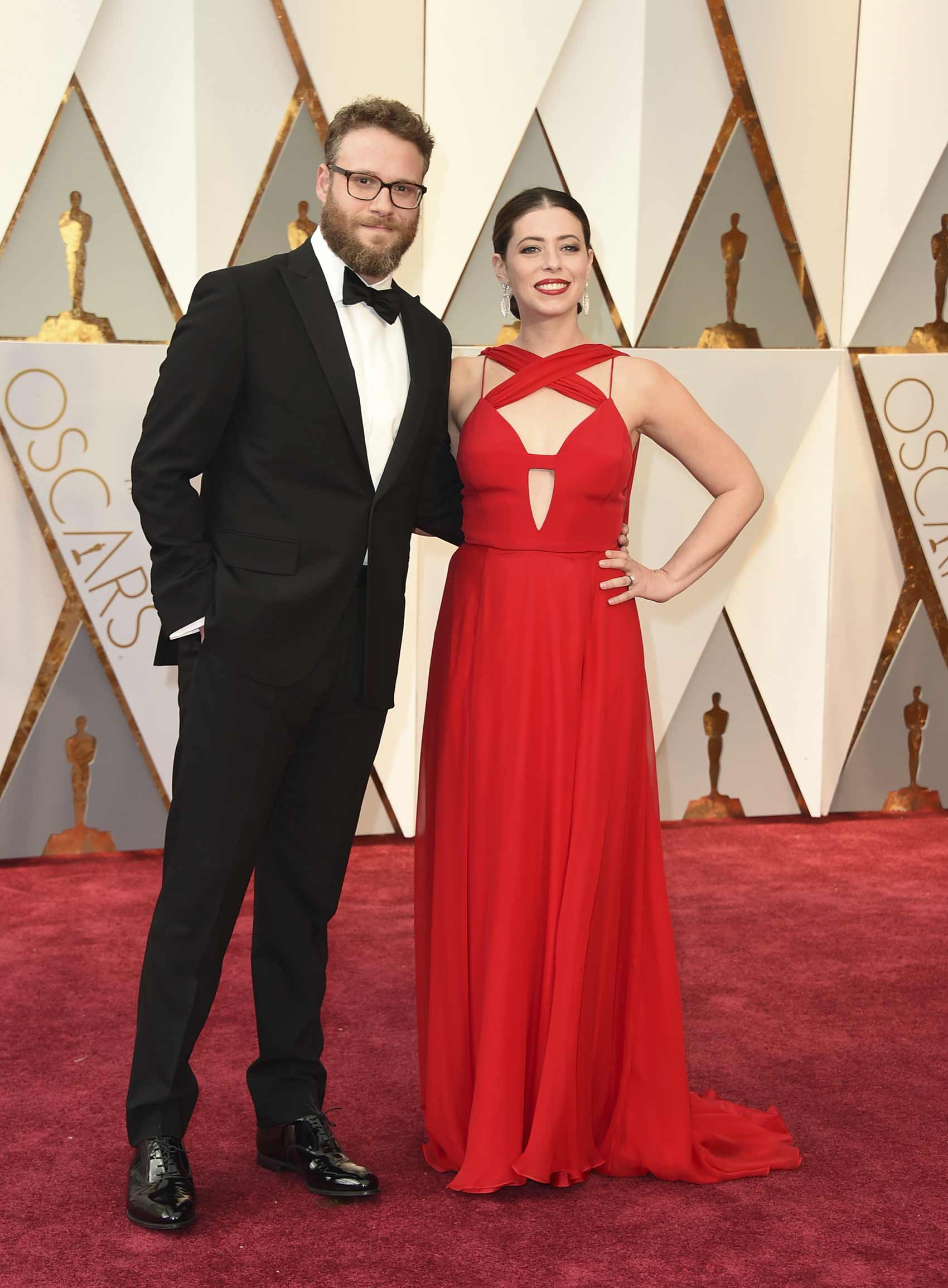 La esposa de Seth Rogen, Lauren Miller, apuesta por una de las tendencias de la noche: el rojo.