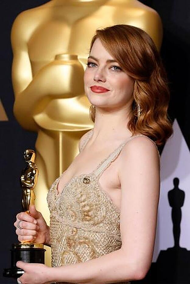 Emma Stone eligió un tono clarito para sus uñas, muy discreto.