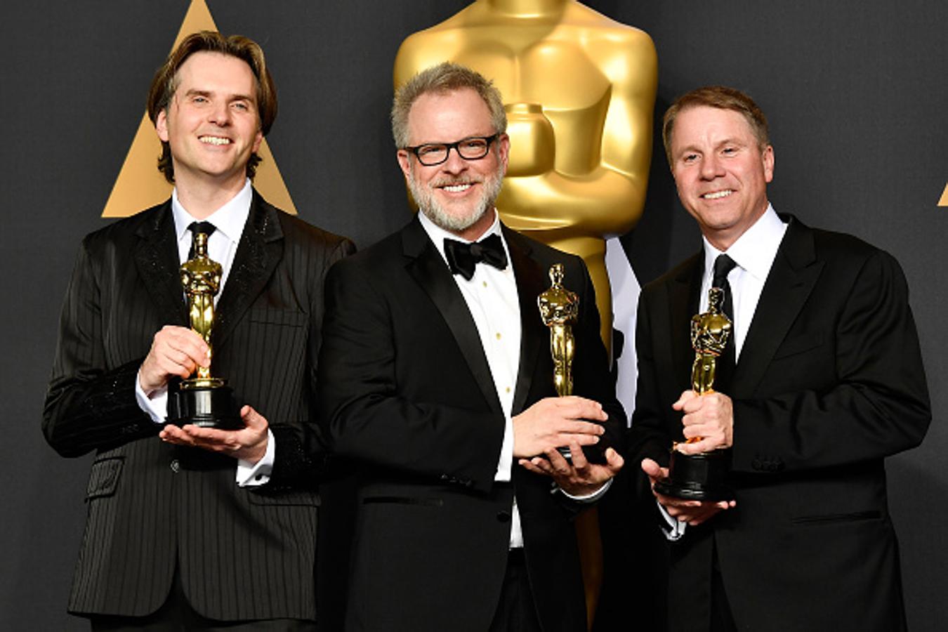 Los codirectores Byron Howard y Rich Moore y el productor Clark Spencer, ganadores del oscar a la mejor película de animación por Zootrópolis (Zootopia).