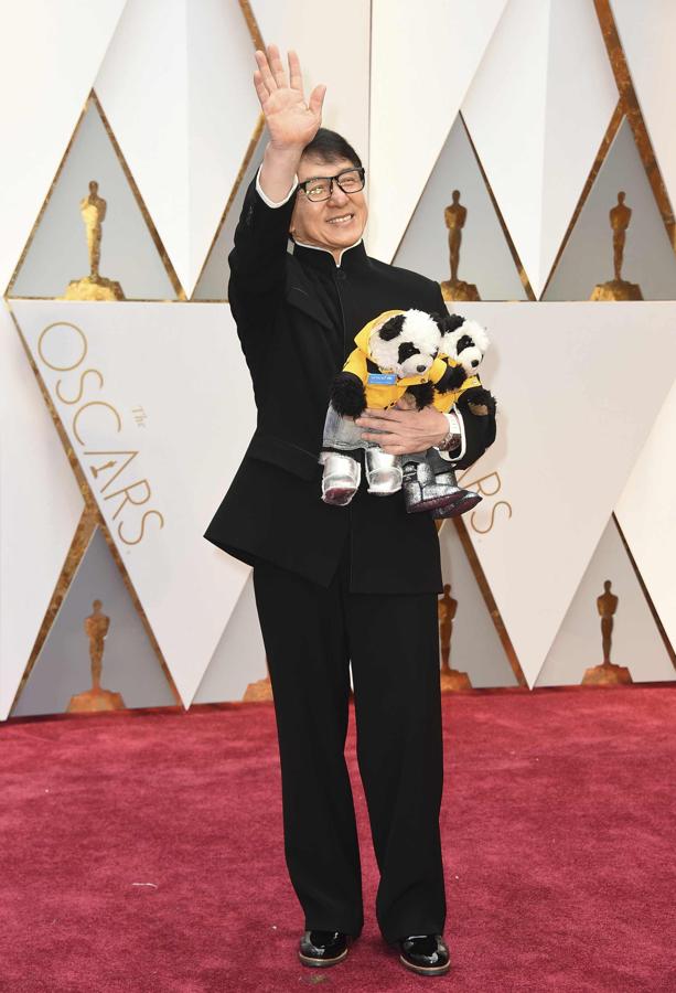 Jackie Chan se llevó sus dos peluches con su correspondiente etiqueta de Unicef.