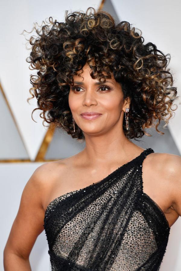 Uno de los peinados más llamativos ha sido el de Halle Berry, rizos estilo afro que han provocado todo tipo de memes, pero que nos encantan. Su maquillaje, muy discreto y luminoso.