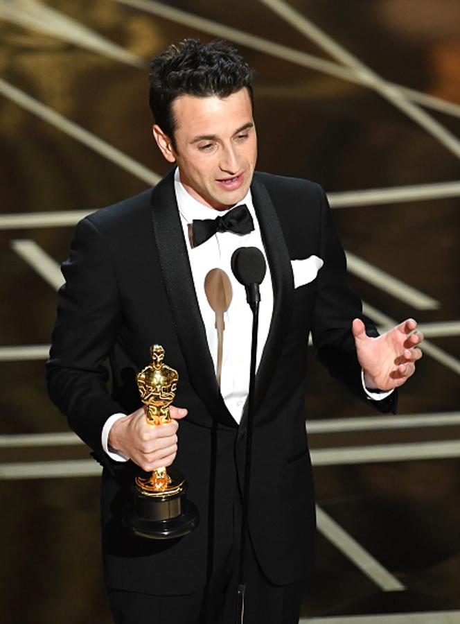 Justin Hurwitz recoge el Oscar a la mejor banda sonora original por La La Land durante la ceremonia de la 89 edición de los Premios Oscar.