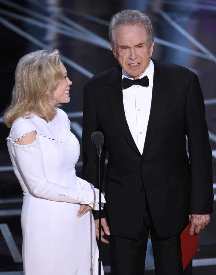 A Warren Beatty le dieron el sobre que no era y 'La La Land' fue la ganadora a Mejor película durante un par de minutos hasta que subsanaron el error.