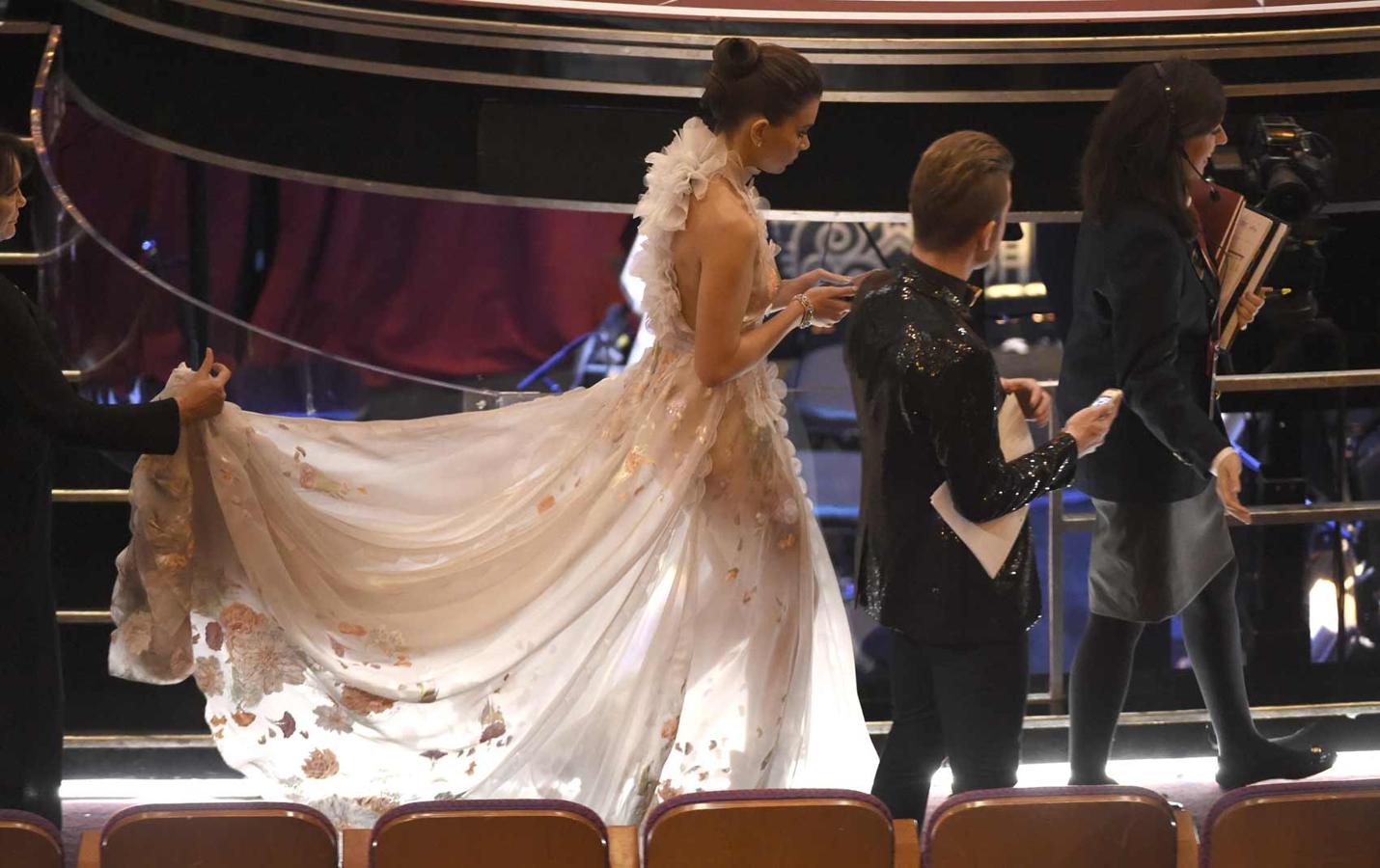 Así ayudaban a moverse a Hailee Steinfeld, a la que parece que se le fue un poco la mano con el largo de la cola del vestido.