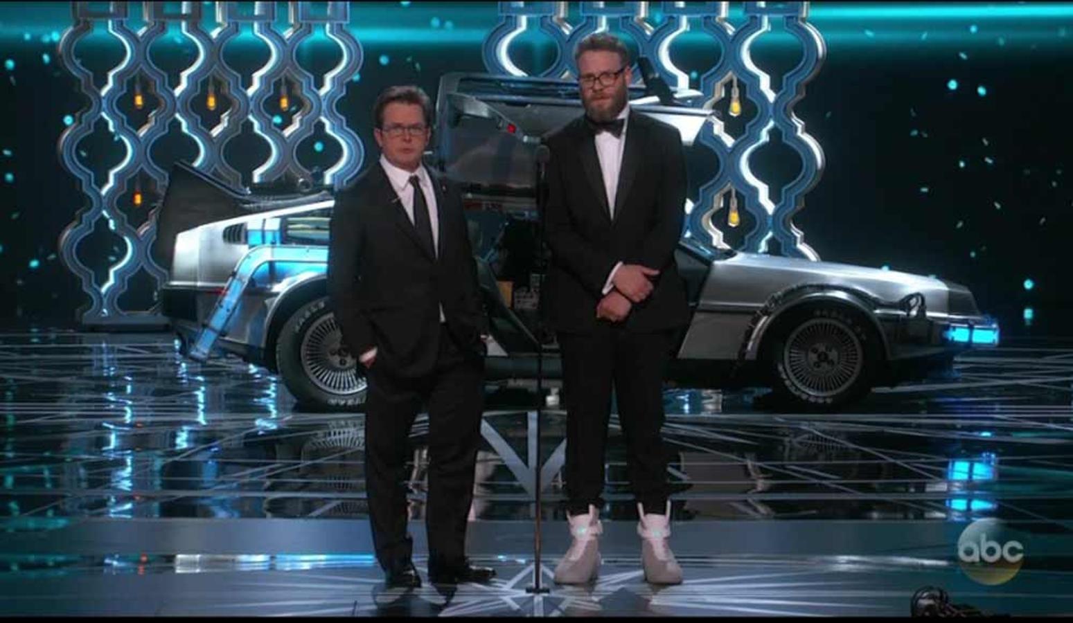 Momentazo en el que coinciden sobre el escenario Michael J. Fox, Seth Rogen y un Delorean al fondo.