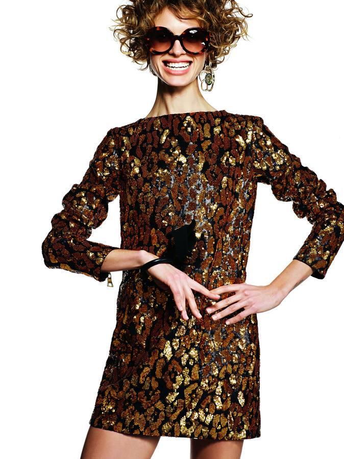 Vestido de Balmain, pendiente de Chanel, brazalete de Loewe y gafas de Miu Miu.