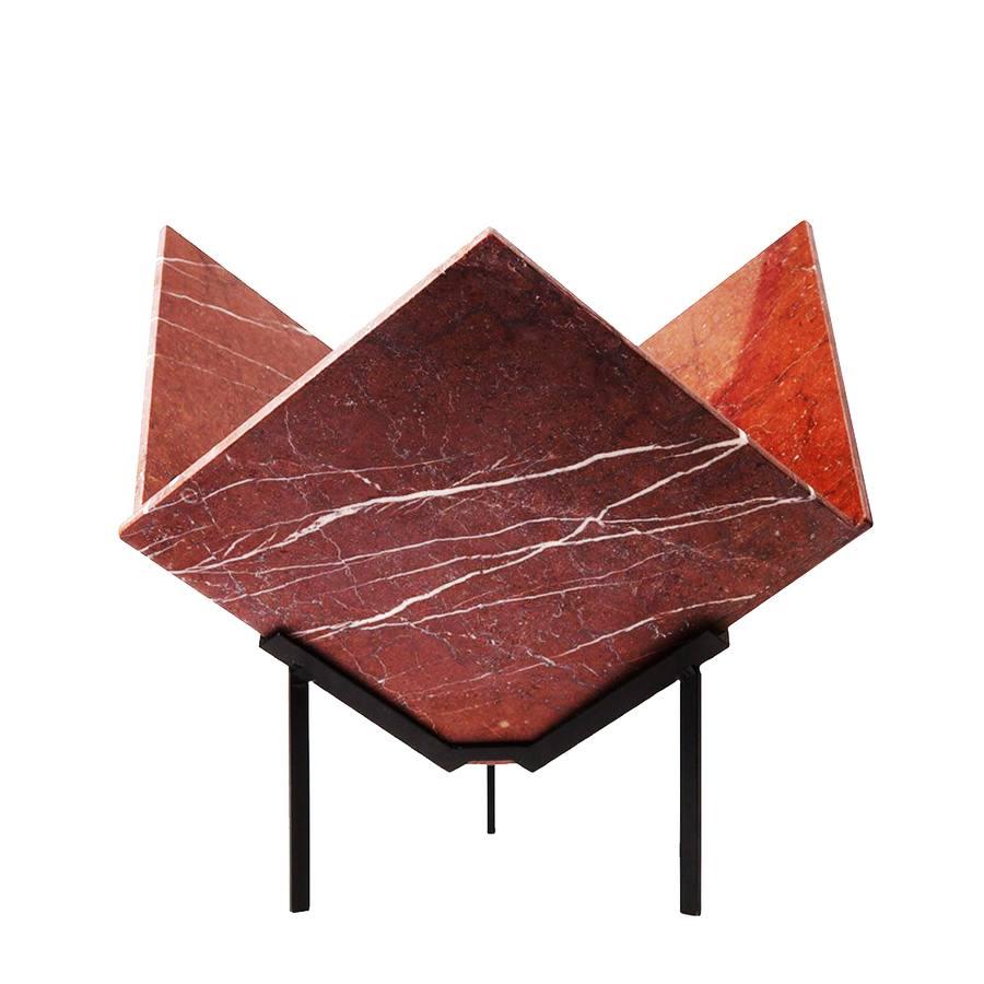 Vacío parece una escultura. Por eso este revistero en mármol y hierro se adapta a casi cualquier espacio. www.chenwilliams.com.