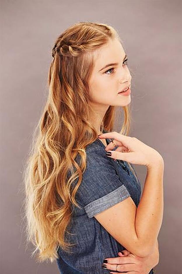 Semirrecogido con mini trenzas, puedes llevarlo con la melena lisa o con ondas, y también si tienes un bob o media melena.