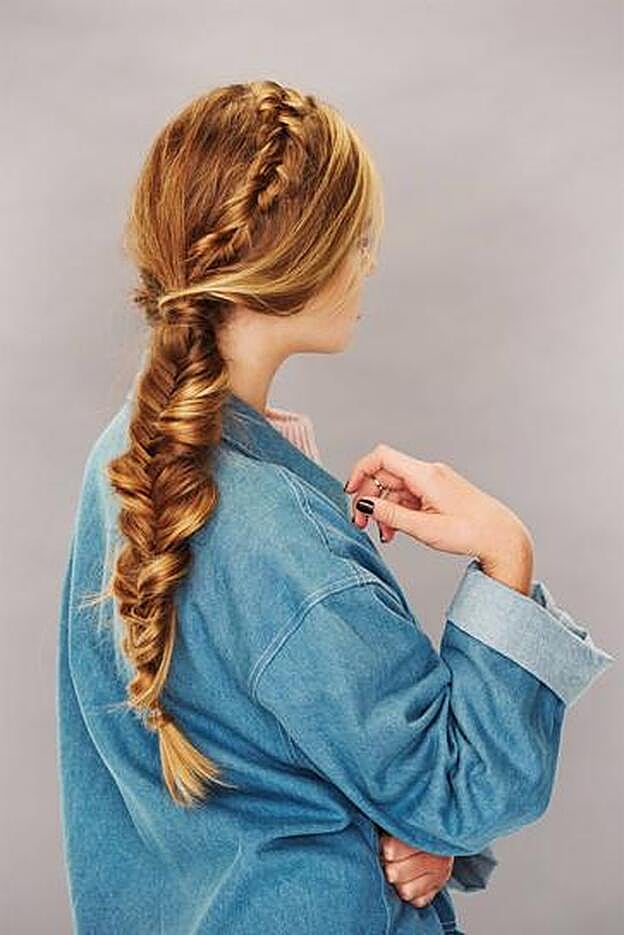 Trenza de espiga ladeada con trenza a modo de diadema, perfecta para una boda.