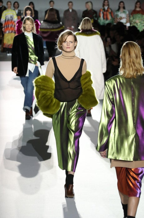 Las pieles y los tejidos lamé fueron junto con los estampados los protagonistas de la colección.