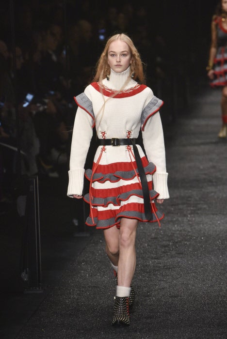 Los volantes, el punto y las tachuelas se juntan en un mismo look, una apuesta arriesgada de la firma inglesa.