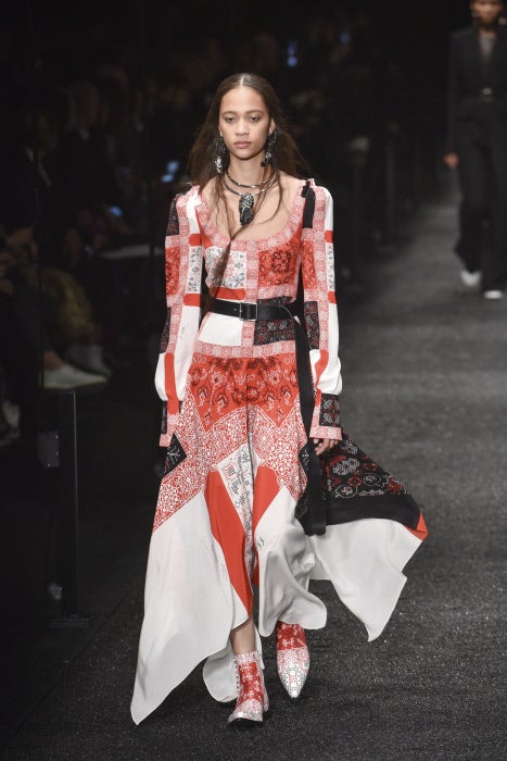 Aires folk tanto en los zapatos como en los vestidos de la firma para la que diseña Sarah Burton