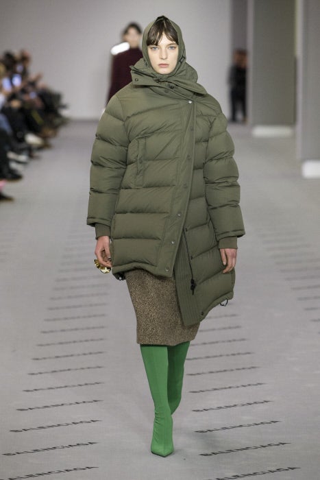 En la anterior colección otoño invierno, triunfaron los plumas y ahora vuelve a hacerlo con un patronaje más complejo.