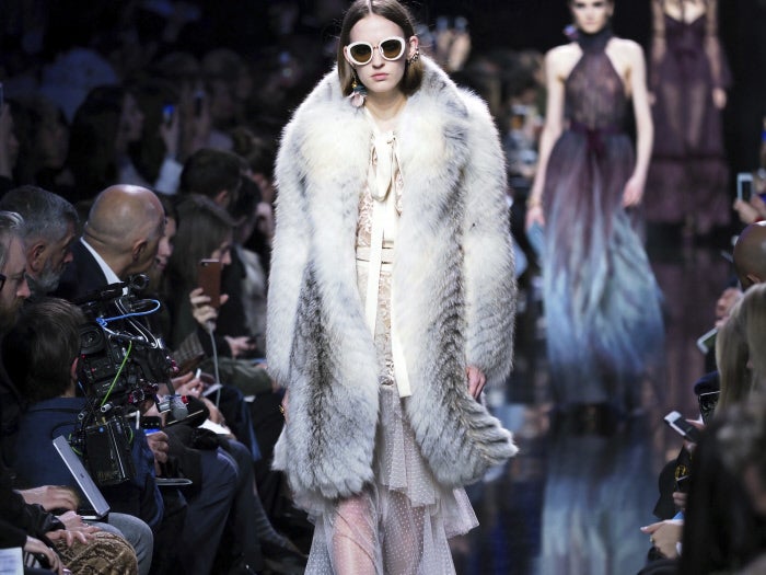 Las pieles sirven al diseñador para resguardar del frío a sus mujeres, que lucen vestidos de pumetti y transparencias.