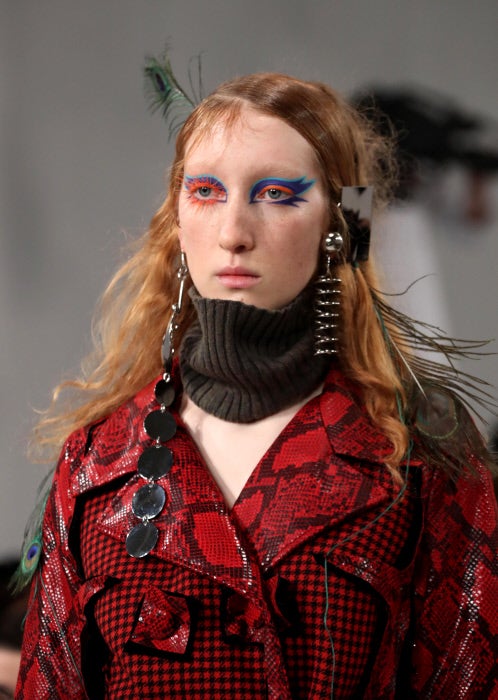 Los looks beauty en clave arty conviven con pendientes XXL y prendas estampadas. Maximalismo en estado puro.