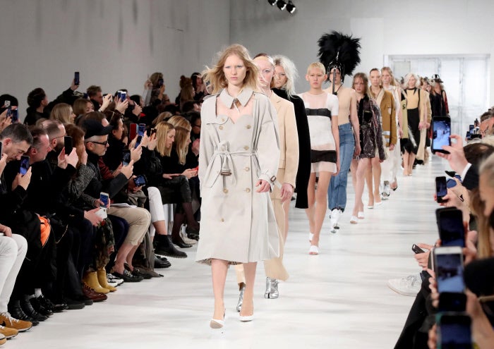 La gabardina, una de las prendas más clásicas, se reinventa en lo nuevo de la casa francesa.