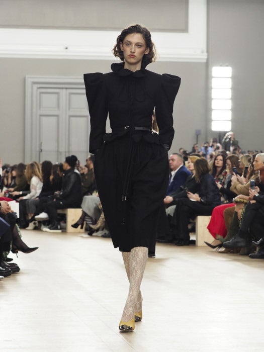 Los trajes estructurados, tan icónicos de la firma, volvieron a pisar la pasarela.