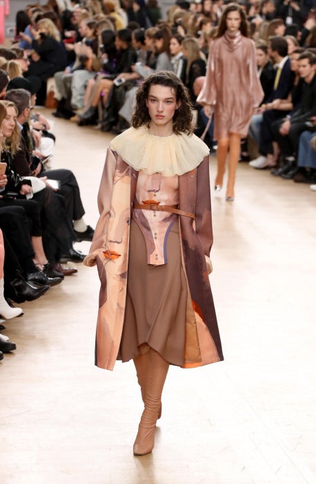 Suaves tonos pastel de gris azulado, rosa y amarillo se contrastan y estructuran con el negro, e lazul marino y una gama de grises han llenado de color la pasarela de la firma del grupo Puig.