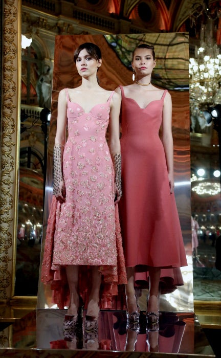 InterContinental Paris Le Grand Hotel fue testigo de la presetación de las novedades de Paule Ka, que apuesta fírmemente por lo vestidos en tonos rosas, uno de los colores protagonistas ya de esta primavera verano.