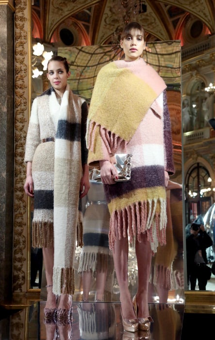 Para combatir el frío, Paule Ka apuesta por abrigos con estampado de cuadros confeccionados con lana que combinan a la perfección con zapatos con tacón XXL muy sofisticados.