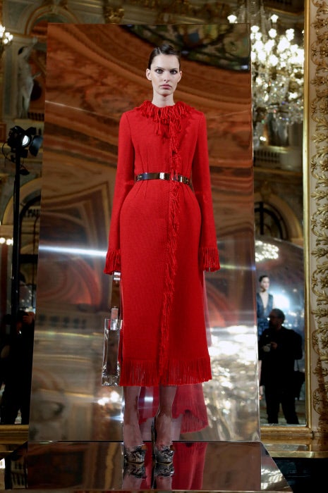 El rojo, que ya hemos visto en las colecciones de Valentino y Gucci,es uno de los colores candidatos a llenar de alegría el invierno de Paule Ka. Spuri-Zampetti lo usa lara teñir vestidos con flecos.