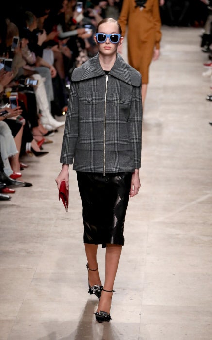 Las zapatos destelleantes remataban los looks cargados de sofisticación.