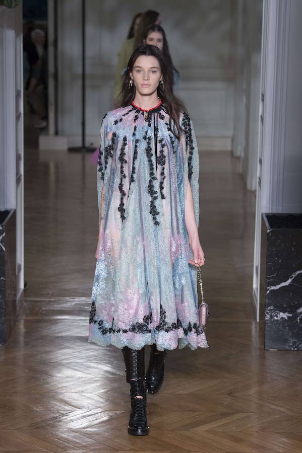 Pierpaolo Piccioli presentó una colección llena de color y con el espíritu romántico que caracteriza a Valentino.