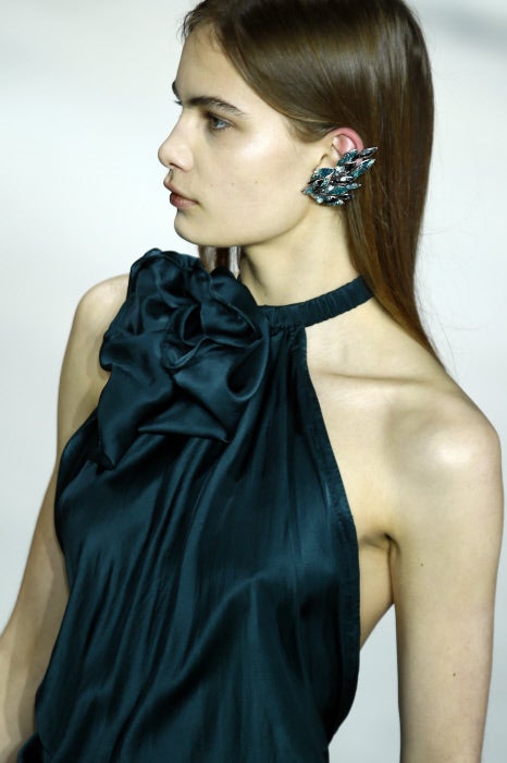 Para la noche, Vaccarello sube a la pasarela prendas delicadas en seda. uno de los tejidos que más están triunfando en todas las Semanas de la Moda.