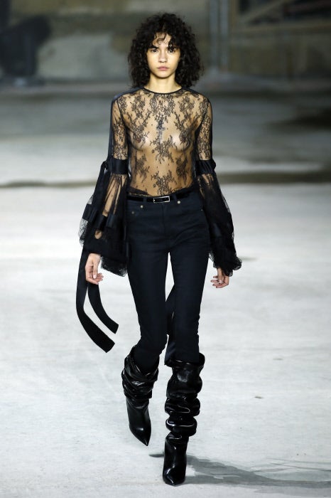 De los 106 looks que el italo-belga subió a la pasarela, 10 eran de chico, el resto, para mujer. Los de día fueron los primeros en desfilar, los de noche, se tiñeron de negro y abundaron las prendas de encaje y el terciopelo.