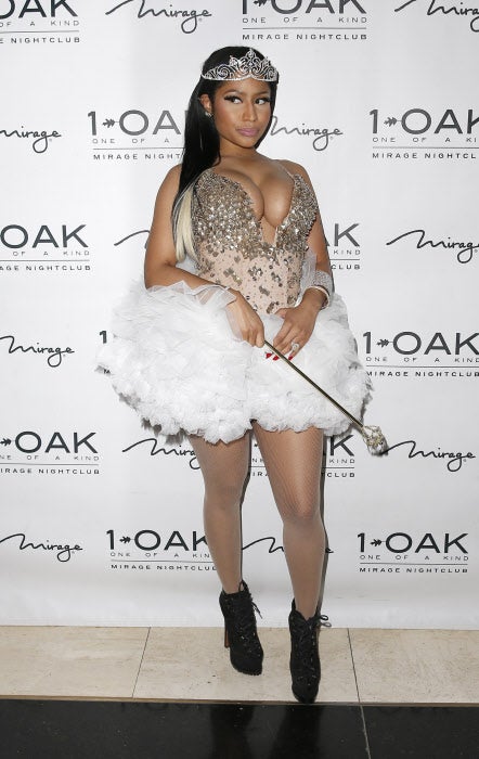 El tul y la tendencia bailarina es tendencia, pero la cantante lo lleva el extremo con un top con pedrería con escote, minifalda y medias de red.