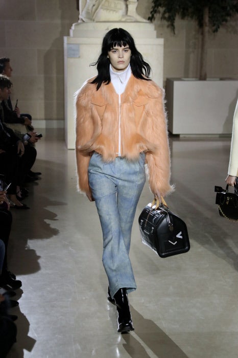 Nicolas Ghesquière escogió como escenario para su desfile un entorno de lo más artístico: el Museo del Louvre.