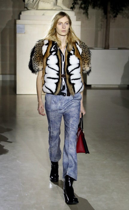 El largo de los pantalones, a mitad del tobillo, es otra de las nuevas incorporaciones de la firma. Triunfa el largo midi en pantalones acampanados.