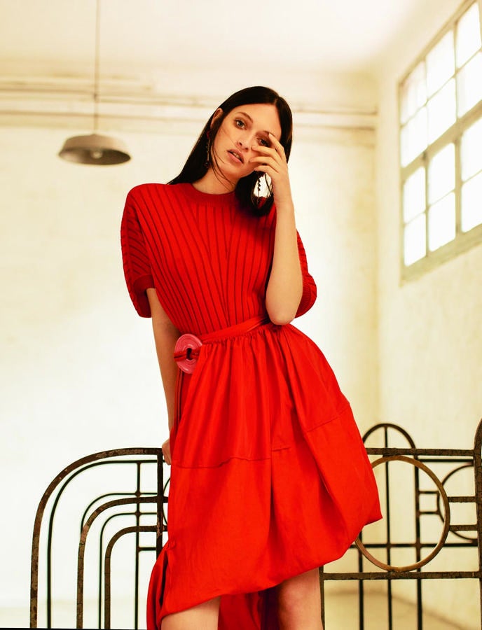 Suéter de punto, falda y cinturón de seda con detalle de porcelana, todo de Sportmax Pendientes de Radá.