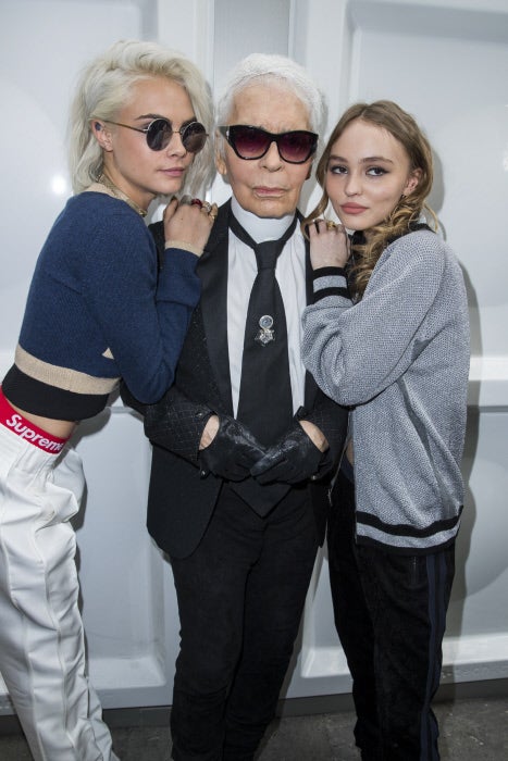 Cara Delevingne y Lily-Rose Depp, con Karl Lagerfeld