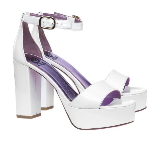 Sandalias blancas de charol con pulsera de Úrsula Mascaró. Precio: 265 euros.