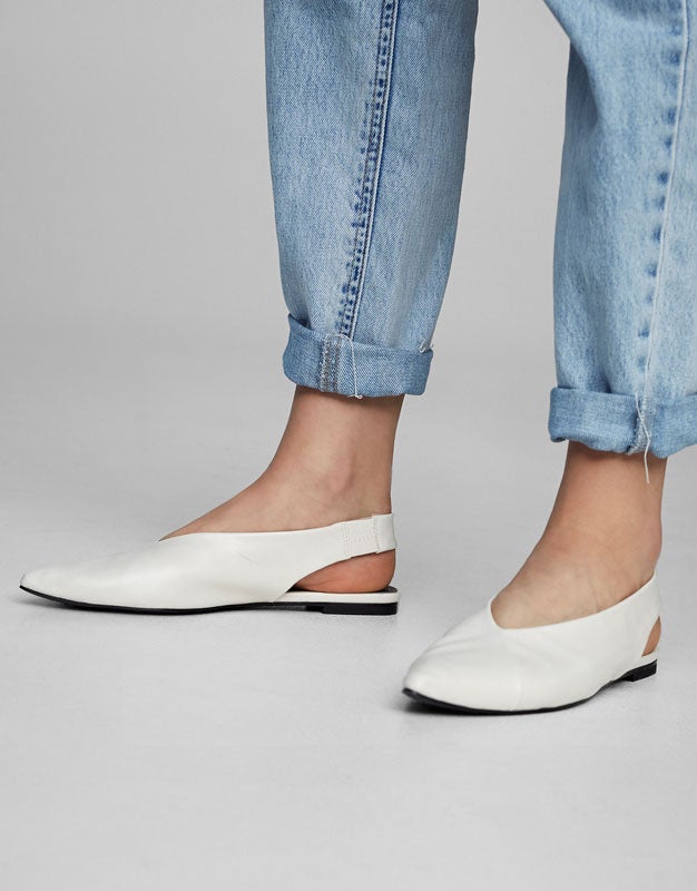 Bailarinas destalonadas blancas de Pull & Bear. Precio: 29,99 euros.