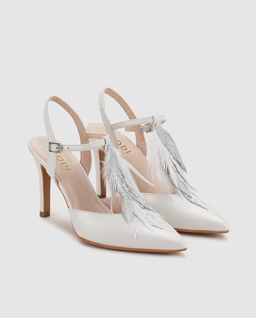 Zapatos blancos destalonados con plumas de Lodi. Precio: 119 euros.