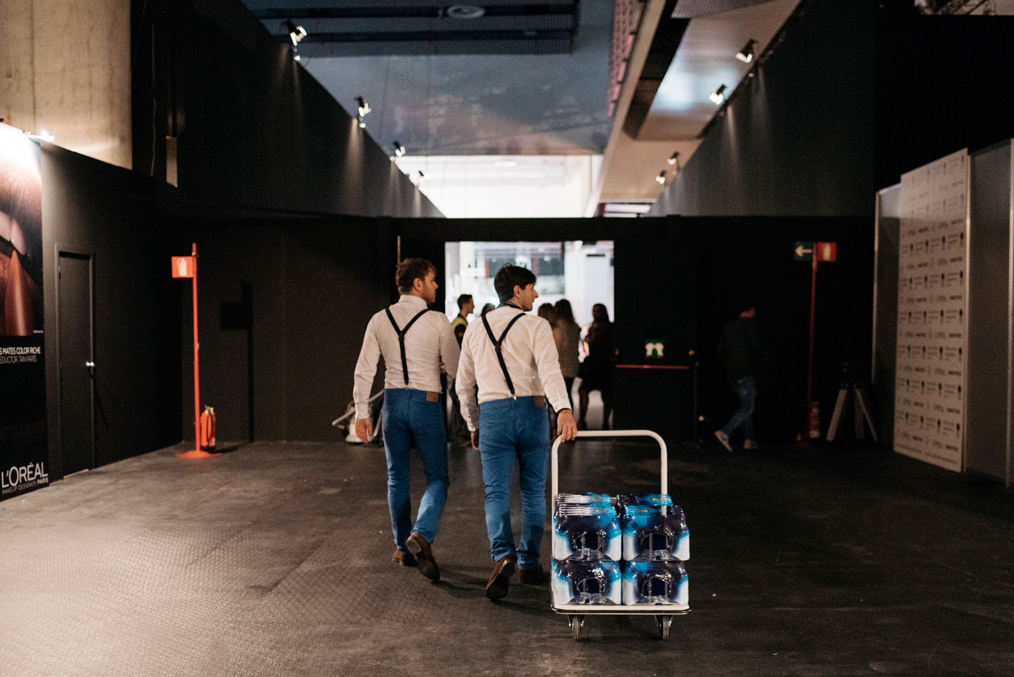 En un pabellón con cientos de personas que se mueven a carreras, donde no hay zonas al aire libre y la moqueta lo recubre todo, una buena hidratación es fundamental para 'sobrevivir' a las maratonianas jornadas de desfiles.