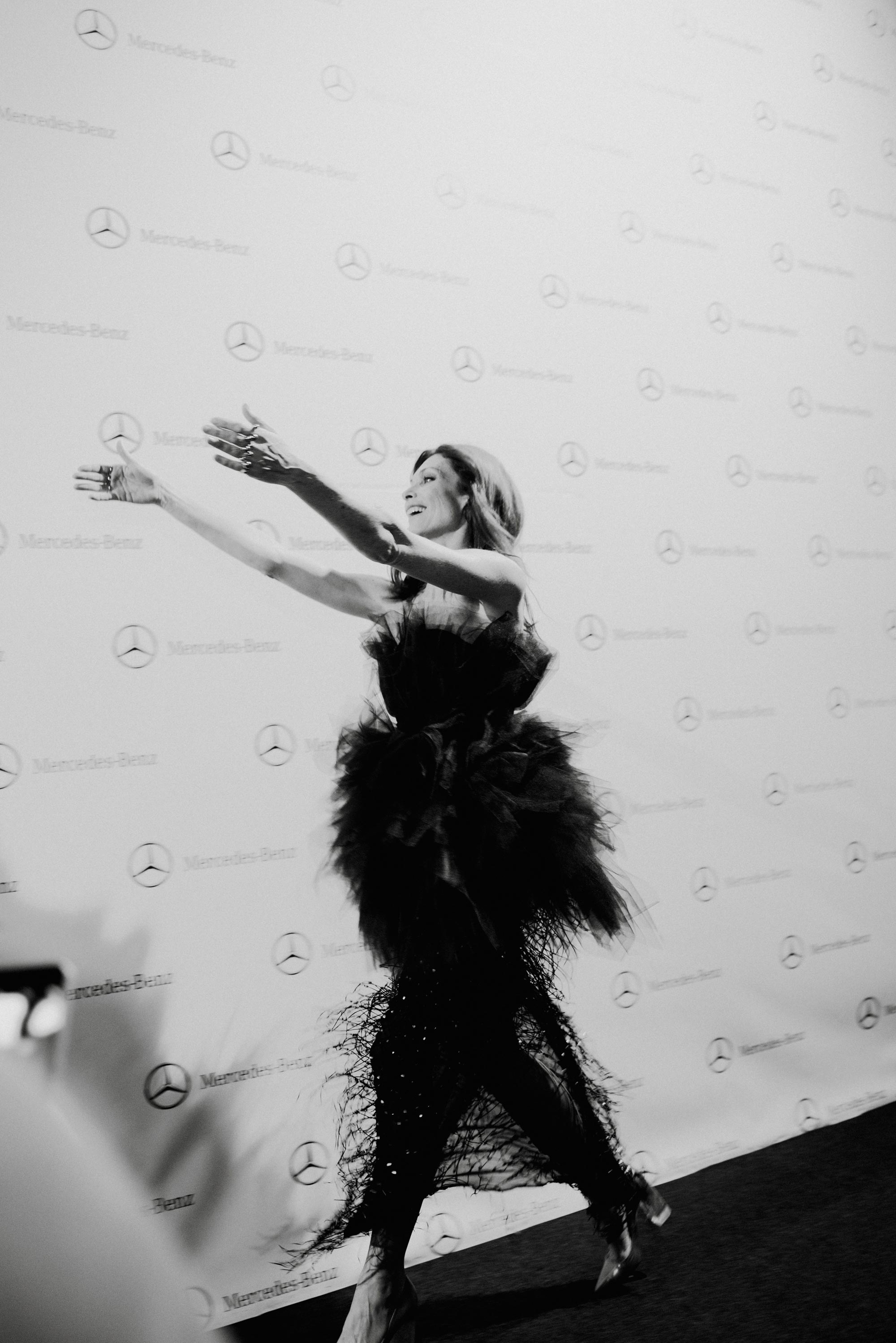 Y los sentimientos están a flor de piel. Por eso, no es extraño ver abrazos, besos y hasta lágimas, como en esta imagen en movimiento de Cristina Piaget tras el desfile de Duyos.