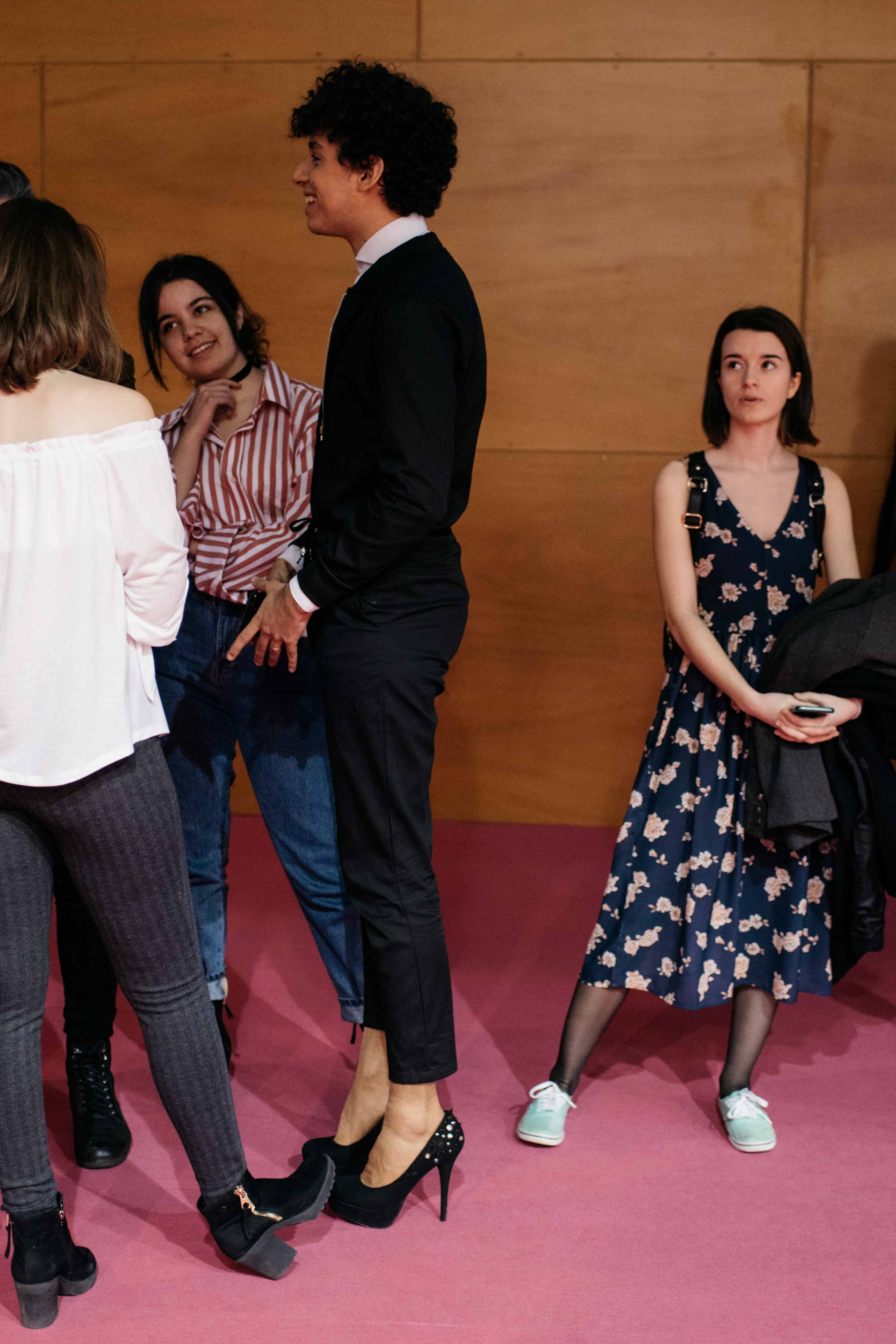 Y, por supuesto, que no falte el 'street style' más extravagante. Y es que, como diría Juanjo Oliva, la moda no tiene género...