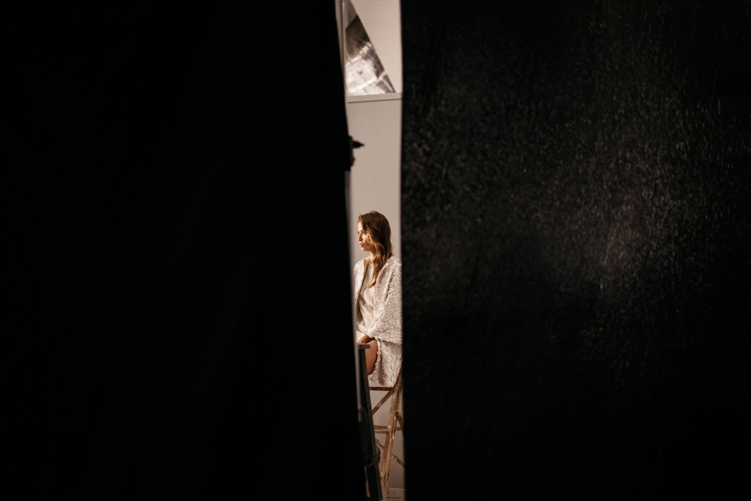 Nos colamos entre bambalinas de la MBFWM para mostrarte imágenes que van mucho más allá de la perfección de la pasarela y el glamour del 'front row'.