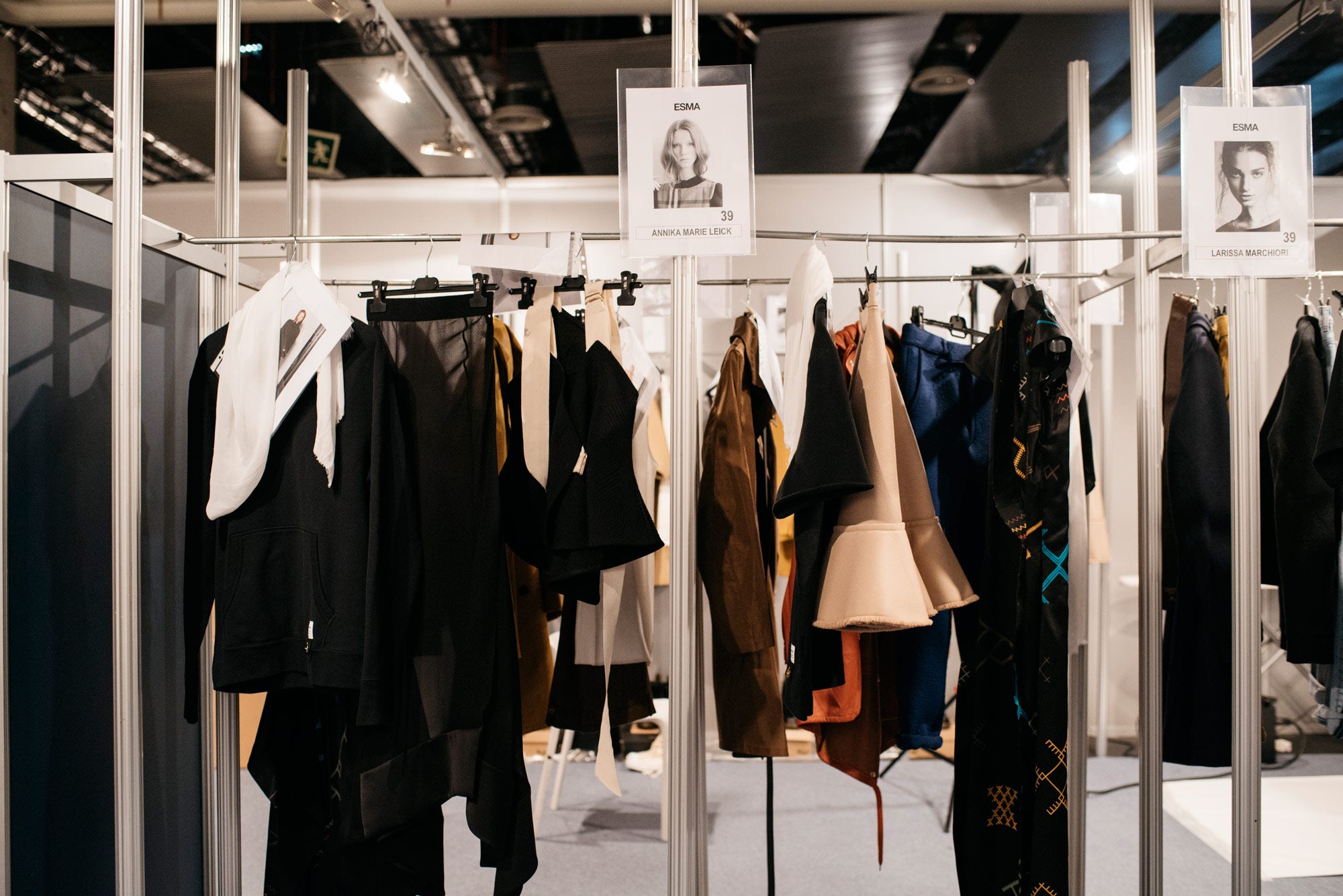 Horas antes del desfile, en el 'fitting room' asignado a cada diseñador se detalla qué modelo llevará cada look y se ordena todo en perchas y burros.
