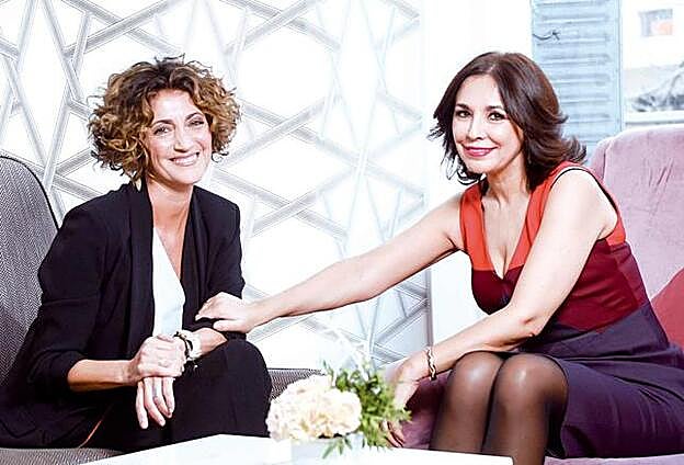 Isabel Gemio posa con su entrevistadora, Ana García Lozano.