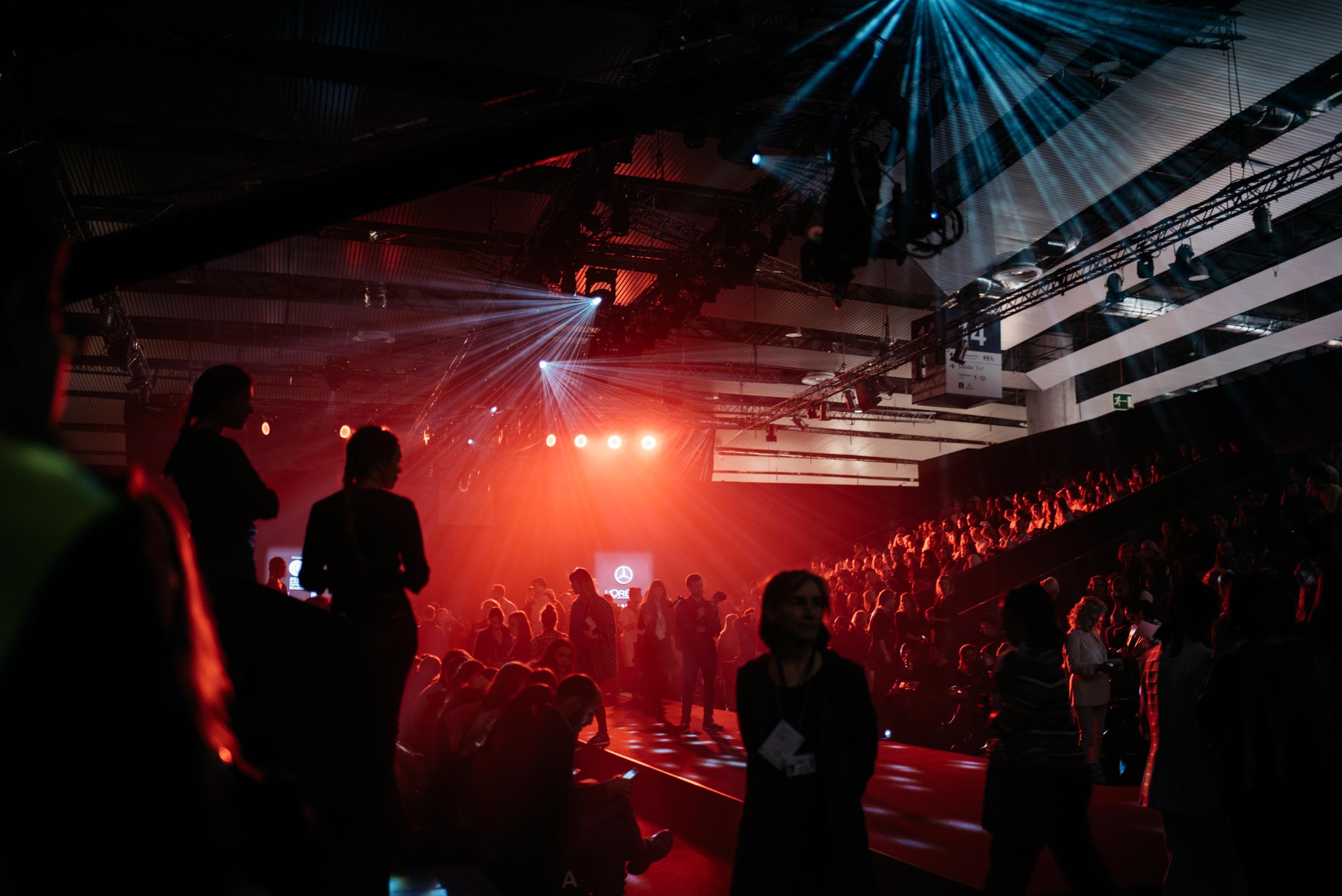 Un minuto antes de que arranque el desfile, la pasarela está llena de periodistas, de famosos e invitados, así que parece casi imposible que unos segundos después suene la música, todo el mundo esté en su sitio y comience el show...