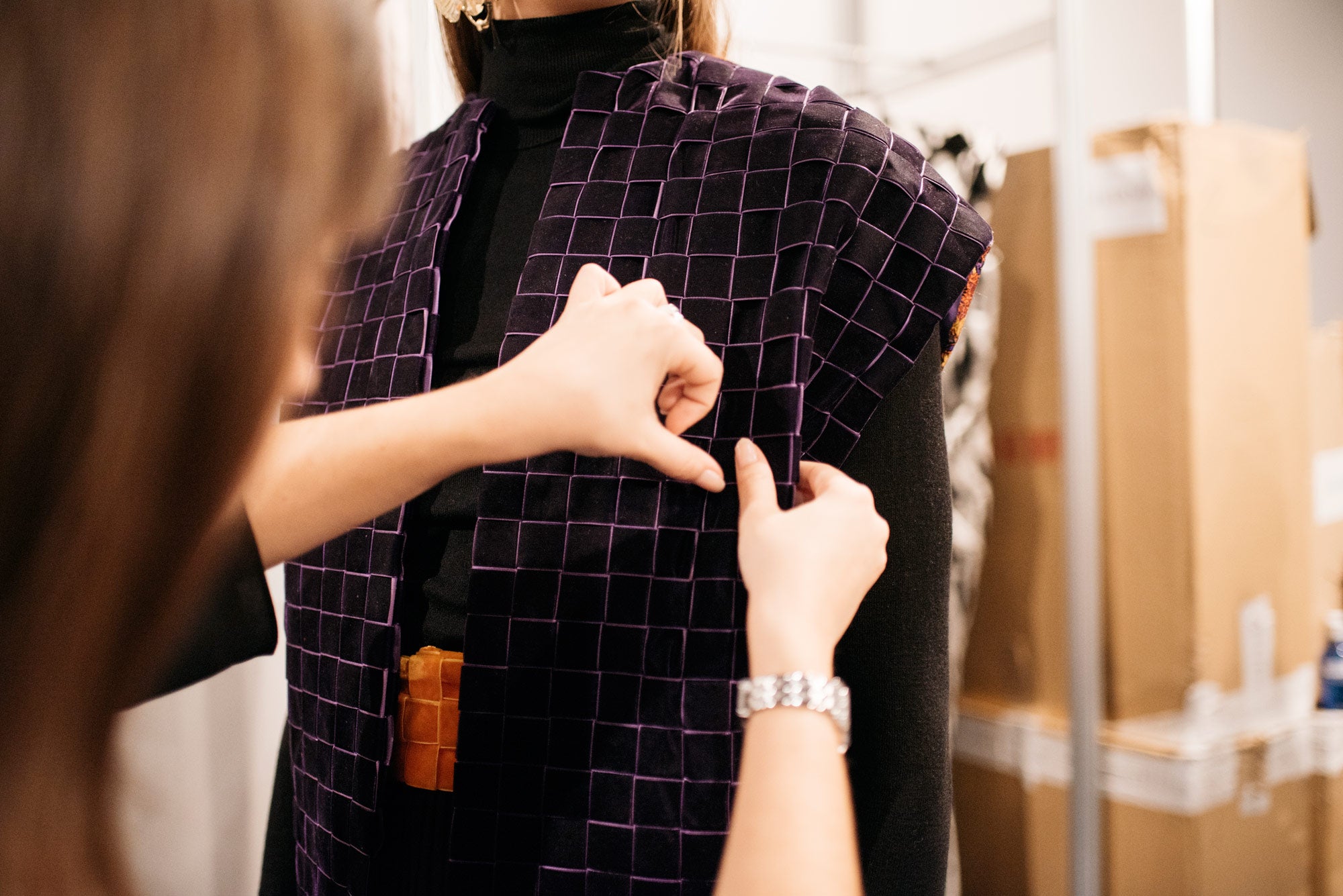 Poco antes de que comience el desfile, en el 'fitting room' se dan las últimas puntadas de las piezas más exclusivas, como este chaleco de la colección otoño-invierno 2017/18 de Alvarno.