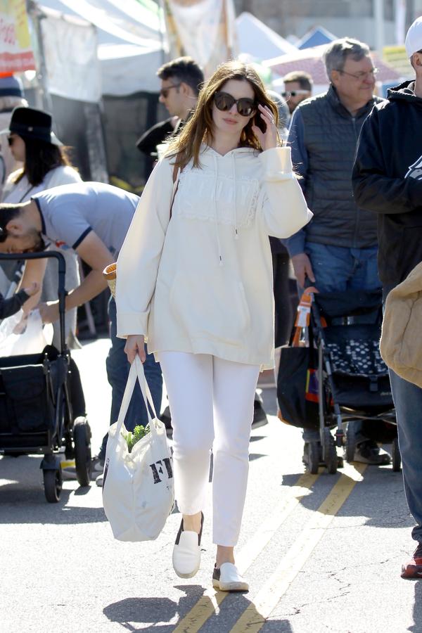 Sudadera oversize blanca + pantalón ceñido blaco + zapatillas tipo skater