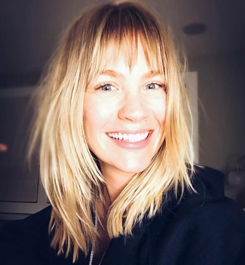 La actriz January Jones acaba de estrenar nuevo look: la melena shaggy. Eduardo Sánchez, director de Maison Eduardo Sánchez, nos explica que "se trata de un corte con base recta, pero trabajado con navaja, para romper su línea y dejar esa sensación de cabello con movimiento y efecto de plumas y ligereza. Un corte ideal para los rostros ovalados, alargados y angulosos Y para el pelo fino".