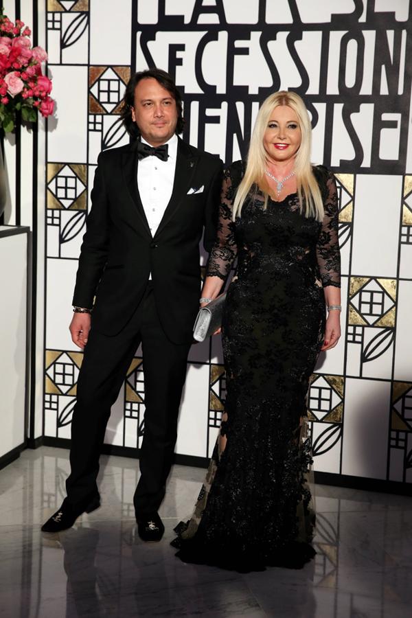 Brocados, bordados, detalles joya, transparencias, escote... si todo esto lo unes en el mismo look, el resultado es un desastre de estilo como este.