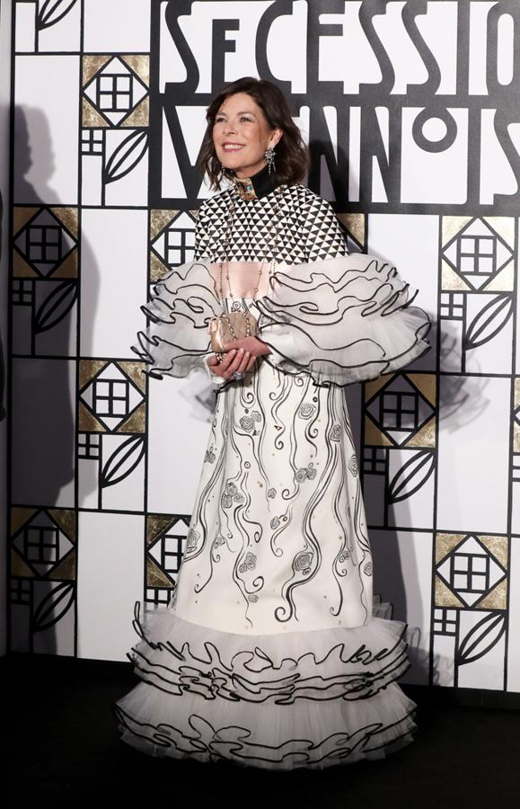 Para recibir la primavera en el baile más exquisito (y exclusivo) del Viejo Continente, Carolina de Mónaco apostó por un espectacular vestido de Alta Costura de Chanel.