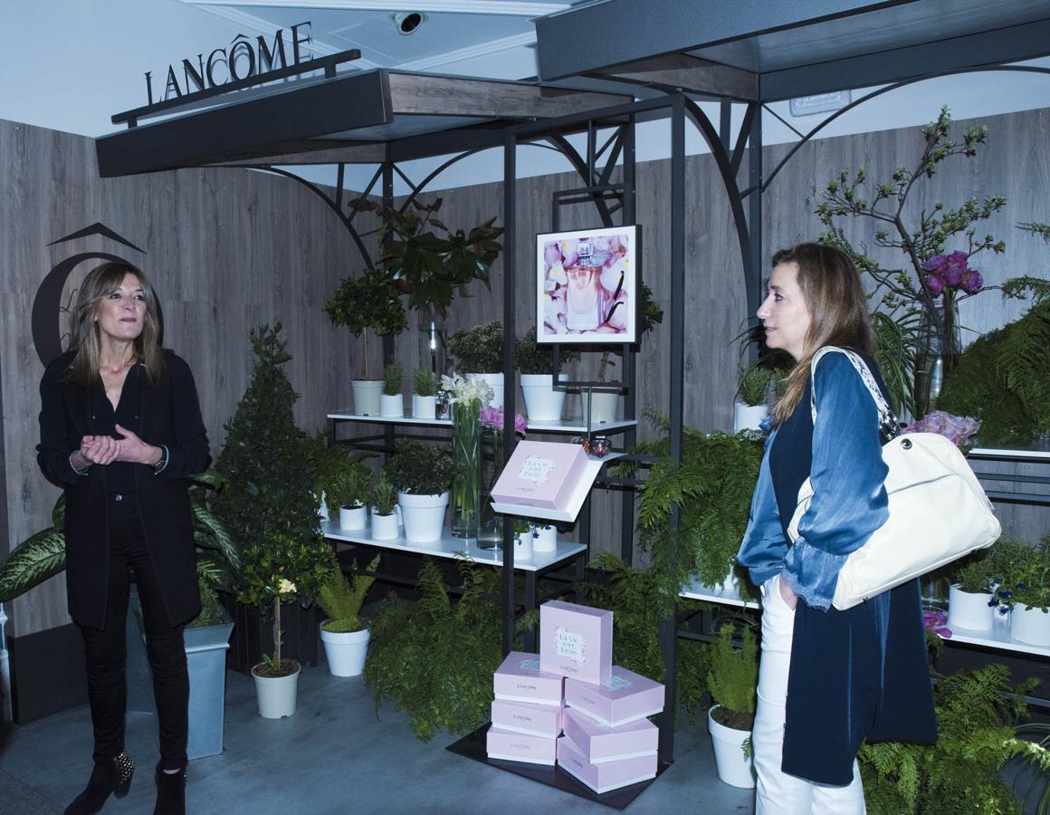La directora de comunicación de Lancôme España, Susana Arribas, explica a las lectoras que Lancôme empezó como marca perfumista y este año el recorrido por La Maison se inicaba precisamente en una pequeña floristería donde se rendía homenaje a los perfumes icono de la firma: Aguas Frescas, Trésor y La Vie Est Belle.